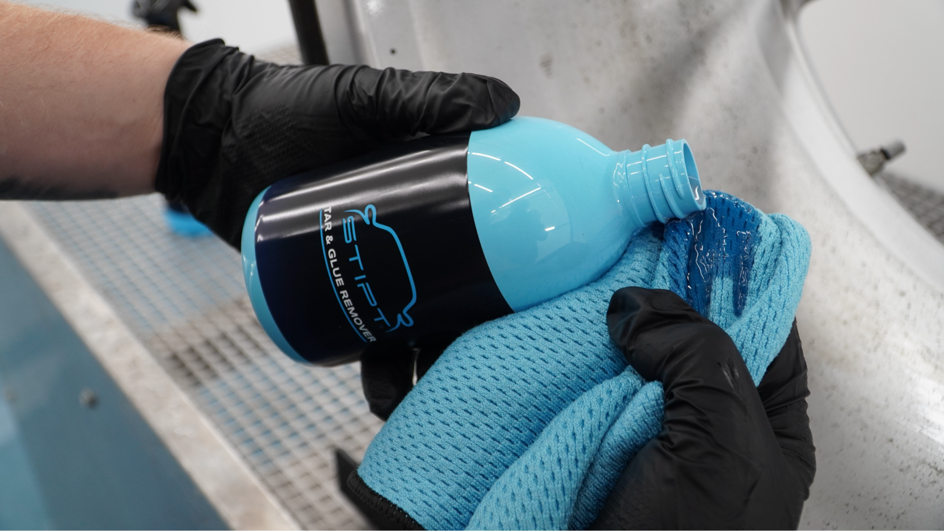Tar & Glue remover aanbrengen