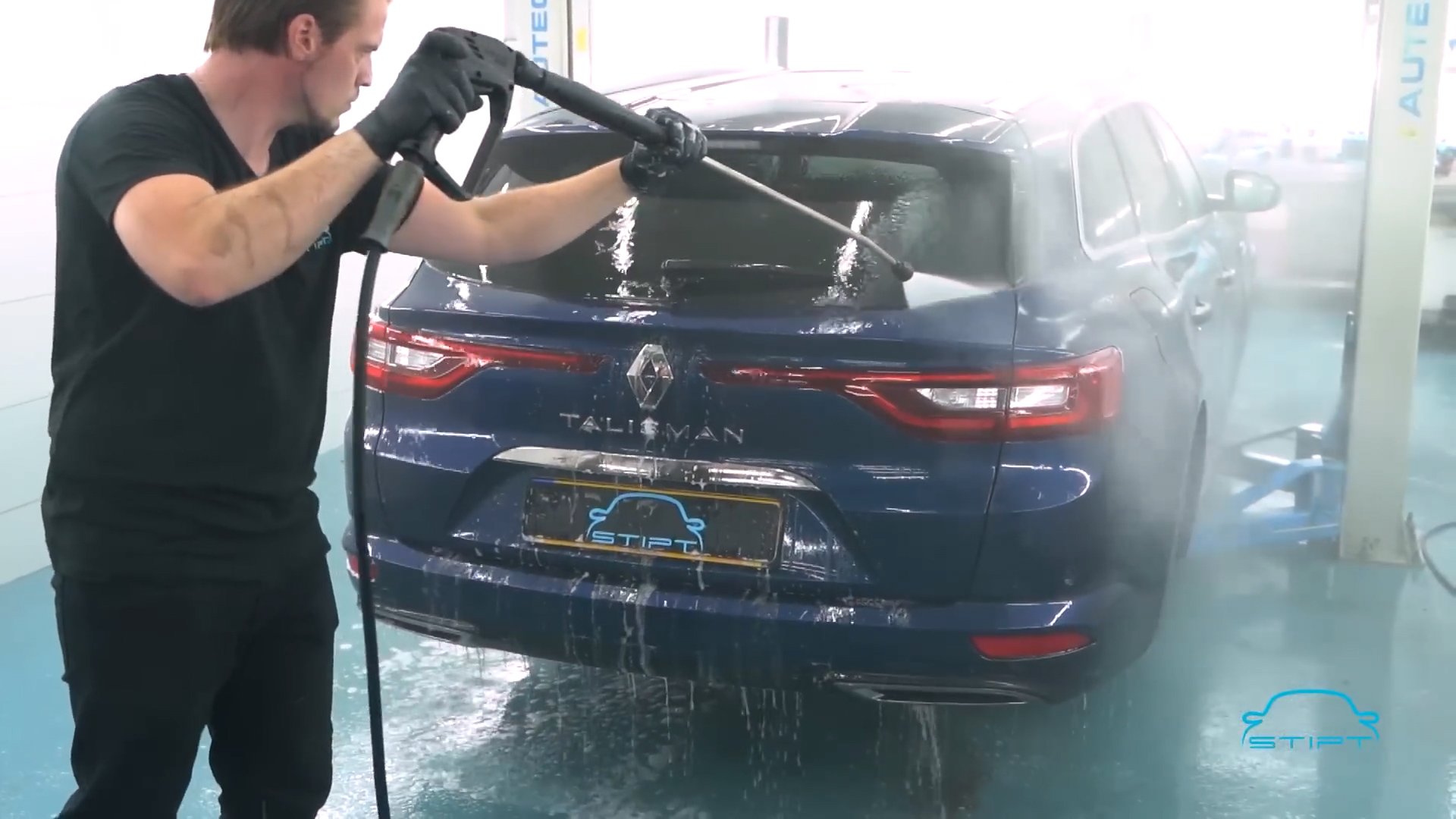 Auto afspuiten met hogedrukspuit