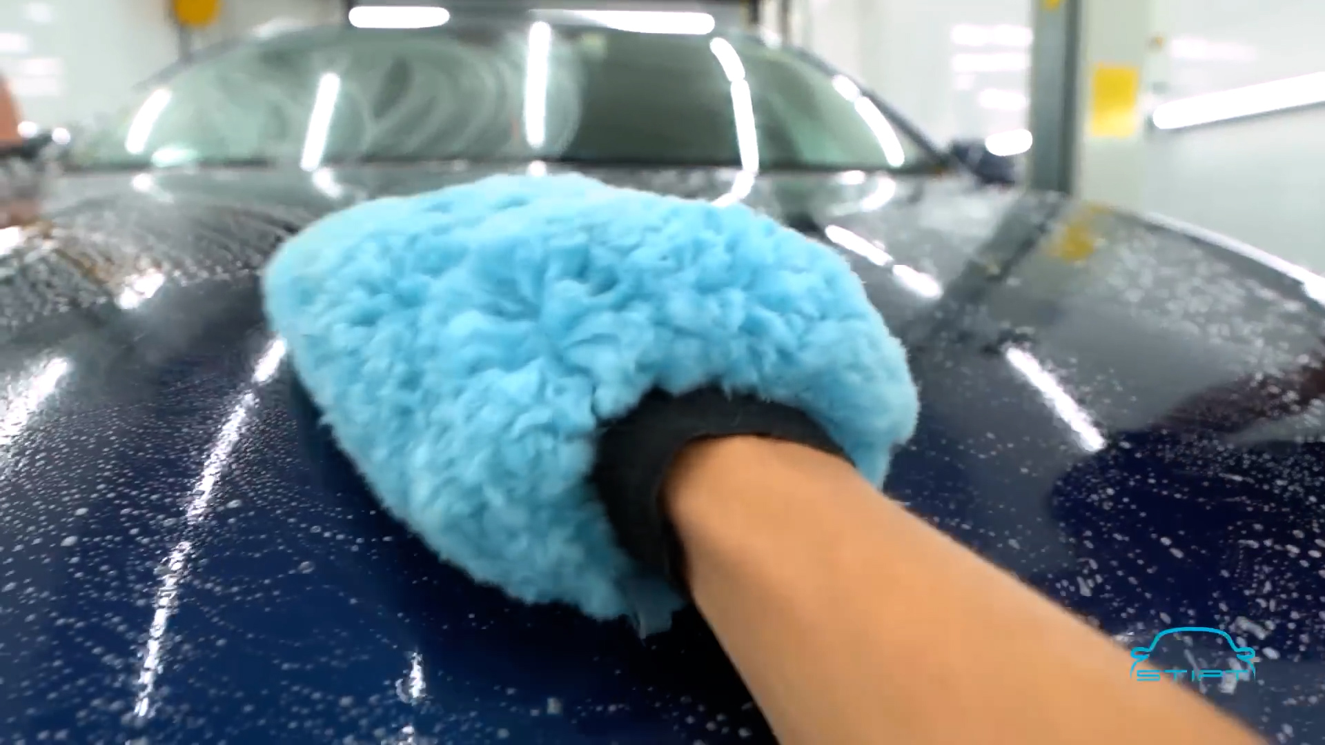 Motorkap wassen met autowashandschoen