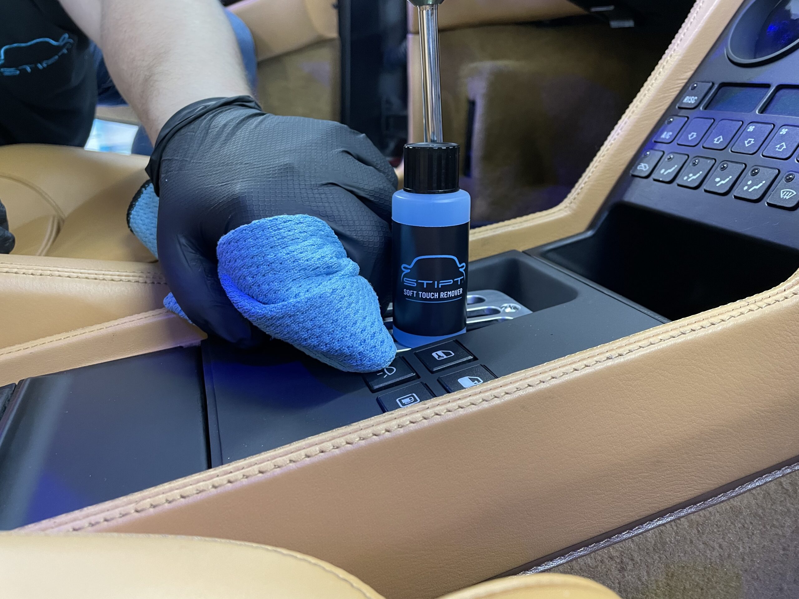Stipt Soft Touch Remover aanbrengen op knopjes dashboard