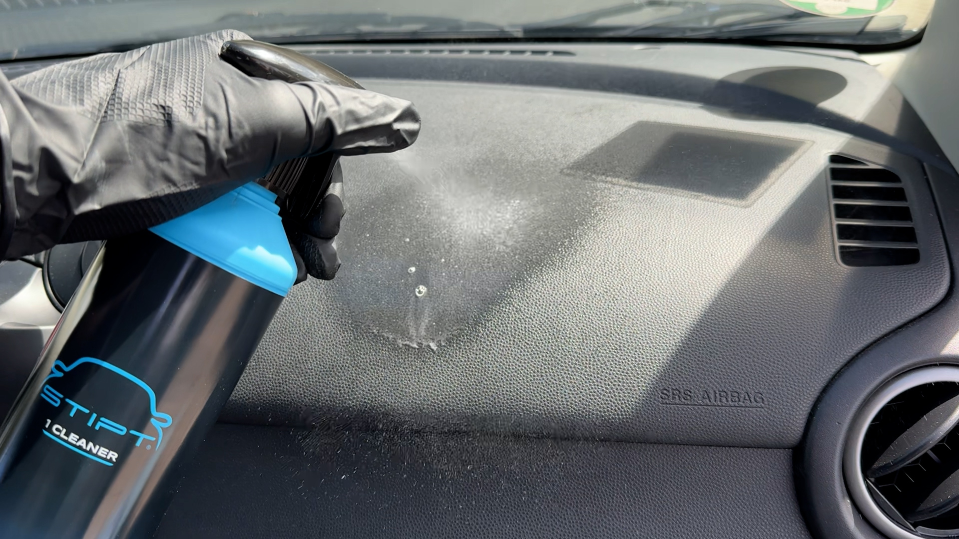Stipt Wipe & Clean insprayen op auto dashboard