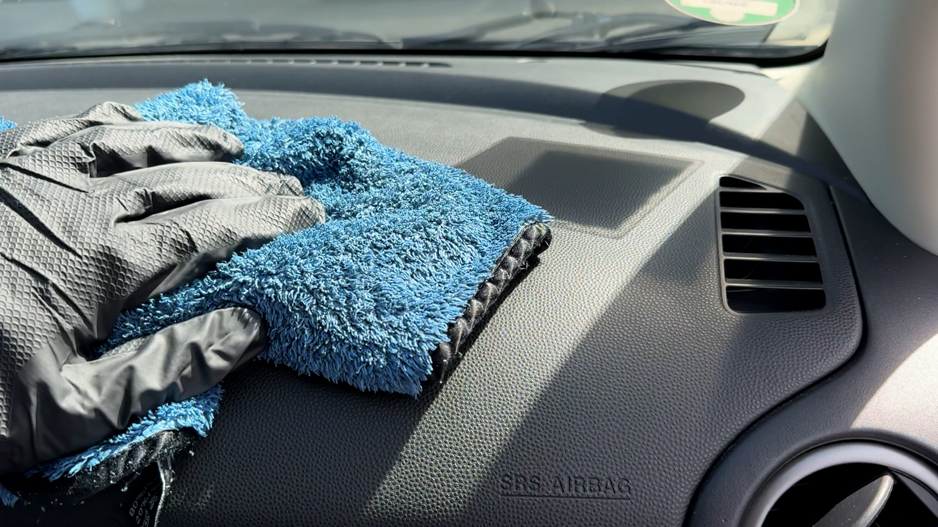 Stipt Wipe & Clean uitpoetsen op auto dashboard